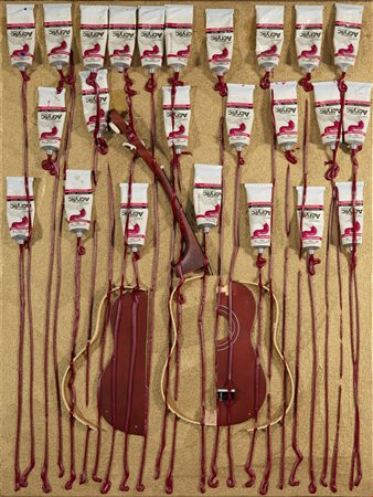 Fernandez Arman (Nizza, 1928 - New York, 2005) 
Senza titolo 2003
Ukulele tagliato e tubetti di colore montati su tela riportata su tavola con colori acrilici: oro, violetto quinacridone 81,3x61 cm