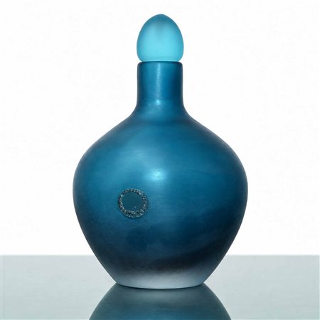 Paolo Venini per Venini - Bottiglia della serie "Velati" in vetro di Murano sommerso blu, '92