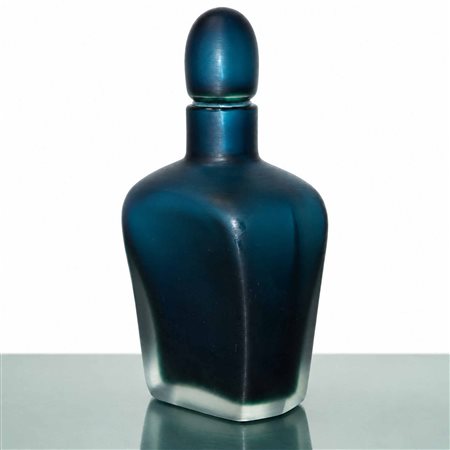 Paolo Venini per Venini -  Bottiglia della serie "Velati" in vetro di Murano sommerso blu, '91