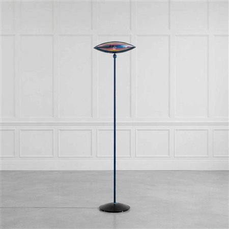 Fabio Lombardo  per Flos - Lampada da terra modello Aeto con diffusore a forma di occhio in vetro iridescente e metallo blu