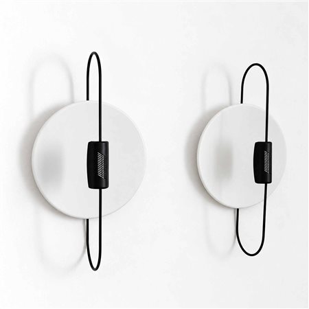 Luciano Pagani  per ArteLuce - Coppia di lampade da parete o da soffitto modello Spilla caratterizzate da una struttura a forma di spilla da balia nera che attraversa un disco riflettente bianco