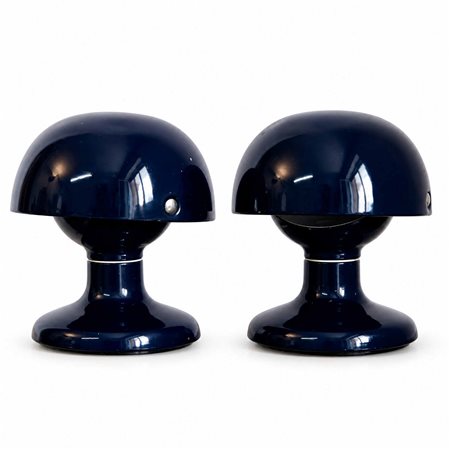 Afra e Tobia Scarpa per Flos - Coppia di lampade da tavolo modello Jucker 147 in metallo laccato blu con interno bianco e calotta orientabile, 1960s