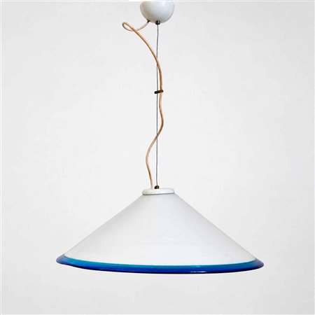 Lampadario in vetro di Murano a cono paralume bianco satinato e un caratteristico bordo inferiore rifinito in vetro blu