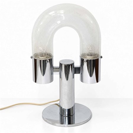 Aldo Nason per AV Mazzega - Lampada da tavolo con struttura in acciaio cromato e diffusore cilindrico in vetro pulegoso curvato a semicerchio, 1960s