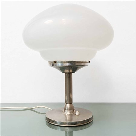 Lampada da tavolo ministeriale con struttura in metallo argentato e diffusore a fingo in opaline bianco