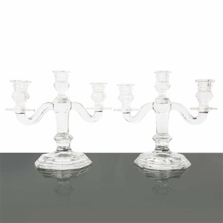 Baccarat France - Coppia di candelabri a tre luci in cristallo manifattura Baccarat modello Regence. Presenza di sbeccature sul bordo.
