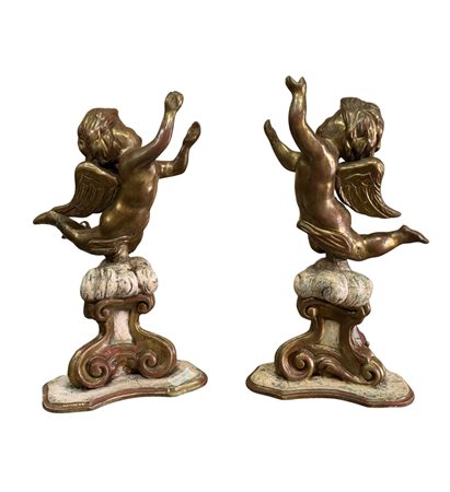 Coppia di sculture lignee raffiguranti cherubini o putti alati, realizzate in...