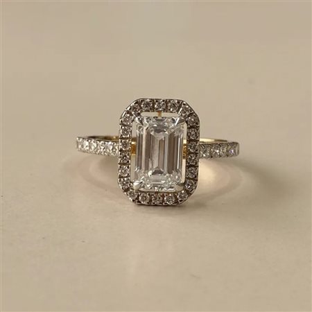 TITOLO E DESCRIZIONE IN ITALIANO MAIUSCOLO PER IL NUOVO ANELLO:
ANELLO DI FIDANZAMENTO MODELLO HALO IN ORO GIALLO 14K CON DIAMANTE SMERALDO LAB-GROWN DA 1,56 CT E DIAMANTI DI CONTORNO PER TOTALE 1,96 CT
- DOC-0023527-0001