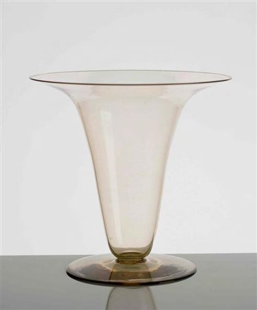 MANIFATTURA MURANESE Vaso in vetro sofﬁato a bocca svasata e piede circolare....