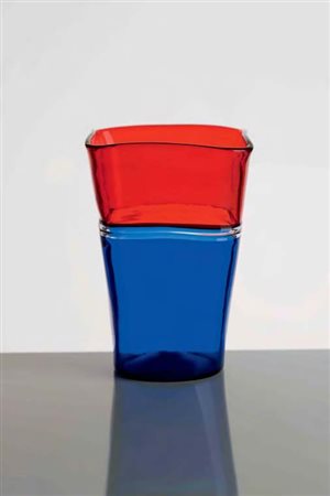 FULVIO BIANCONI Vaso in vetro a doppio incalmo rosso e blu. 1951 circa,...