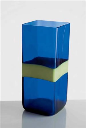 FULVIO BIANCONI Vaso in vetro blu a sezione quadrata con fascia orizzontale....