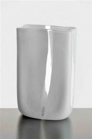 VENINI DISEGNO TONI ZUCCHERI Vaso a sezione rettangolare in vetro lattimo con...