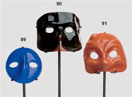 VENINI Maschera in vetro opalino rosso. altezza cm 17,5. Firma: Venini Italia...