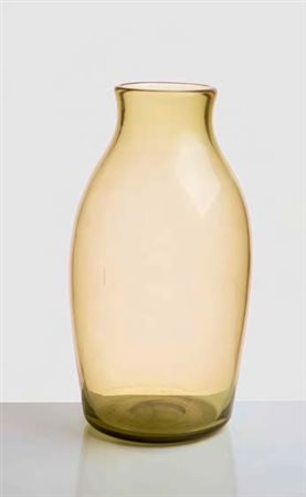 VENINI Vaso in vetro colore fumo. altezza cm 34. Firma all’acido: Venini...
