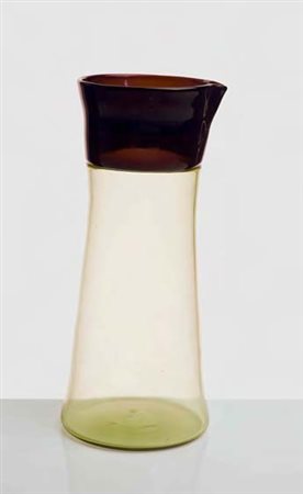 LUDOVICO DE SANTILLANA Caraffa in vetro sofﬁ ato della serie “Colletti”. 1956...