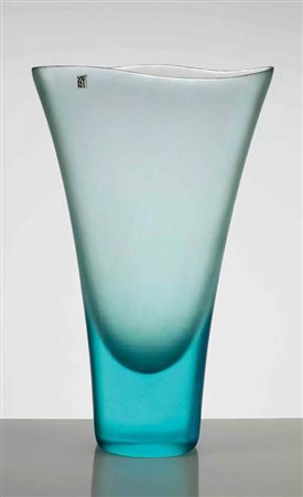 TOBIA SCARPA Grande vaso in vetro colore acquamare, battuto sia esternamente...