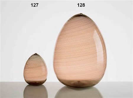 VENINI Piccolo uovo in vetro a ﬁligrana. altezza cm 13. Firma incisa: Venini...