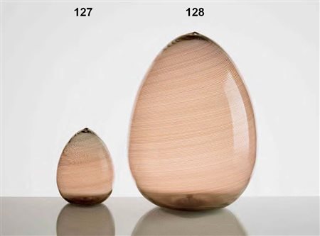 VENINI Grande uovo in vetro a ﬁligrana. altezza cm 31. Firma incisa: Venini...