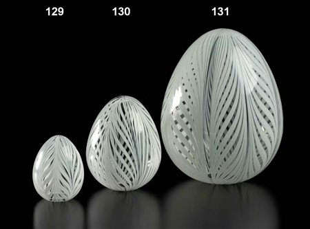 VENINI Piccolo uovo in vetro a canne. altezza cm 11. Firma incisa: Venini Italia