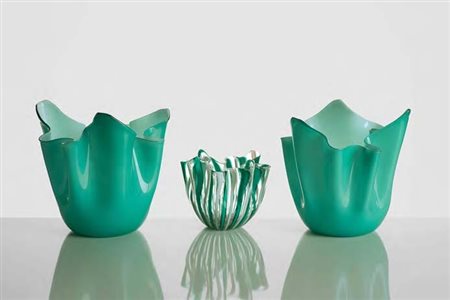 VENINI Lotto composto da coppia vasi fazzoletto in vetro incamiciato e 01...