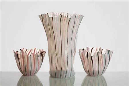 VENINI Lotto composto da 01 vaso fazzoletto e coppia di coppe fazzoletto in...