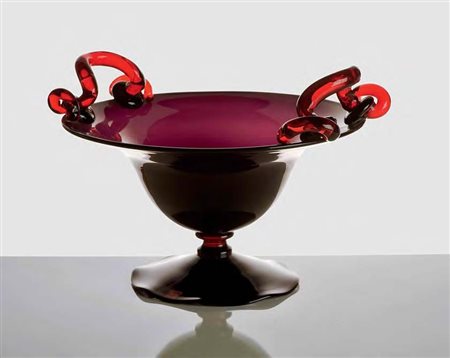 CLETO MUNARI Coppa in vetro viola con manici applicati in vetro rosso....