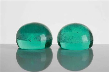 MANIFATTURA MURANESE Coppia di fermacarte in vetro. diametro cm 9 ciascuno.