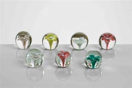 VENINI Lotto di 07 fermacarte in vetro a murrina. diverse misure. Uno reca...