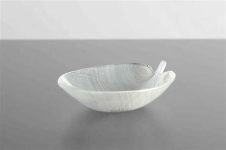 TYRA LUNDGREN Piccola coppa a forma di foglia in vetro a ﬁligrana. lunghezza...