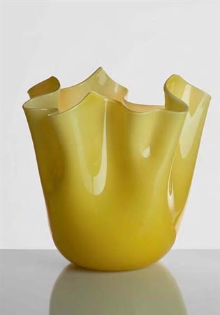 VENINI Vaso fazzoletto in vetro lattimo giallo incamiciato. altezza cm 21.