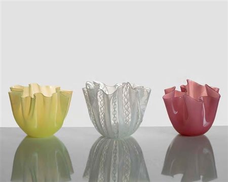 MANIFATTURA MURANESE Lotto di 04 vasi fazzoletto di diversa misura: Vaso...