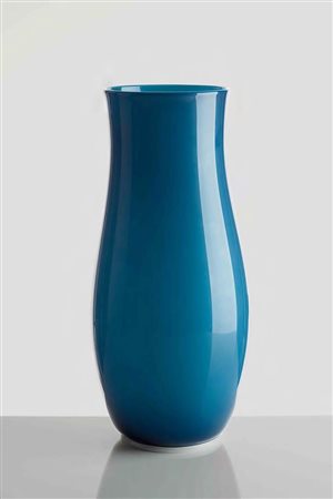 VENINI Vaso in vetro incamiciato colore orizzonte, con proﬁlo alla base...