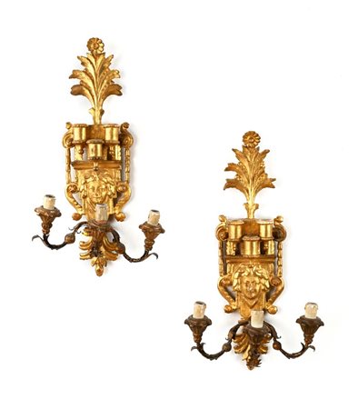 Coppia di appliques in legno dorato a tre luci, fine del XVIII secolo cm...