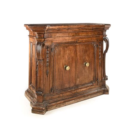 Credenza in noce, Italia centrale, XVII secolo cm 116x149,5x74 struttura di...