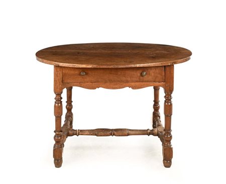 Tavolo in noce, XVII secolo cm 78,5x127x92 piano ovale poggiante su struttura...