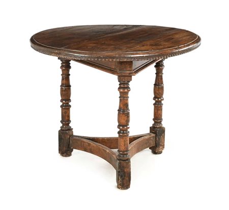 Tavolo in noce, XVII secolo cm 75x96 piano circolare sorretto da tre gambe a...