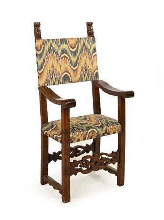 Seggiolone in noce con fiamme intagliate, XVII secolo cm 132x63x51 seduta e...