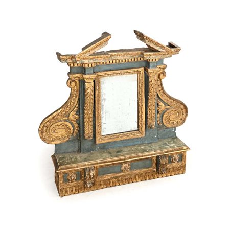 Edicola in legno laccato azzurro, dorato lungo i profili ed i rilievi...