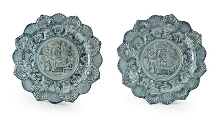 Coppia di grandi piatti da parata in maiolica monocroma, Manifattura...