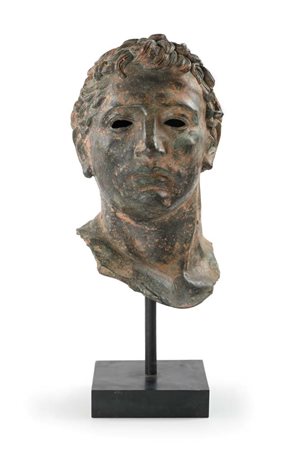Testa virile di gusto archeologico in bronzo, XIX secolo cm 60x24x27 volto...
