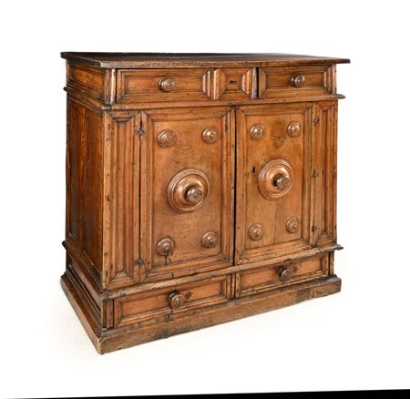 Credenza in noce, Italia settentrionale, XVII secolo cm 114x115,5x63 due...