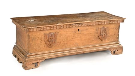 Cassapanca in noce, XIX secolo cm 47x135x52 piano con profilo dentellato,...