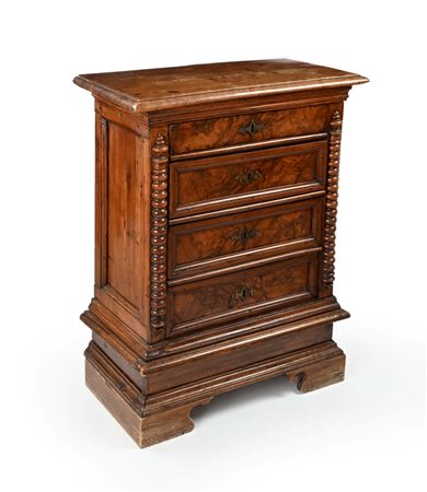 Comodino in noce, fine XVII/inizi XVIII secolo cm 84x66,5x33 piano...