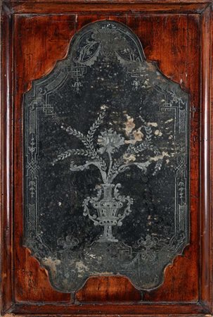 Specchio veneziano inciso a raffigurare un vaso di fiori, XVIII secolo cm...