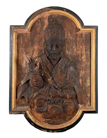 Grande placca in legno con figura di San Pietro Papa in rilievo, XVII/XVIII...