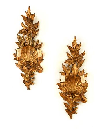 Coppia di appliques in legno dorato cm 57x21x16 caratterizzate da un motivo...