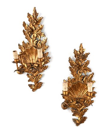 Coppia di appliques in legno dorato cm 50x21x12,5 caratterizzate da un motivo...