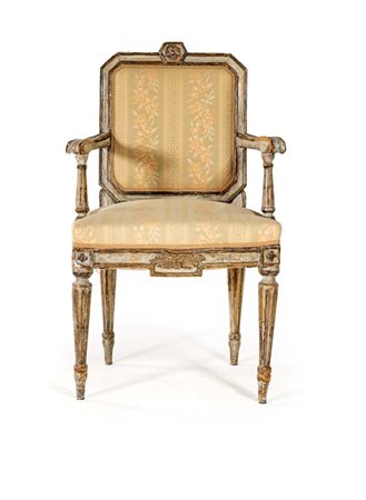 Poltrona in legno laccato bianco e oro, fine del XVIII secolo cm 101x60x50...