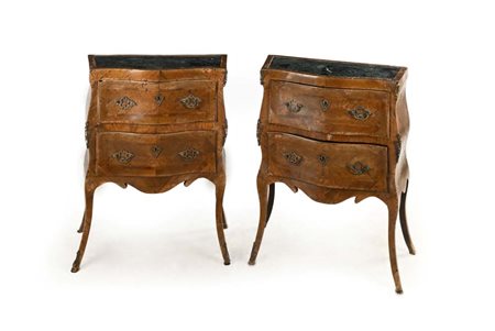 Coppia di comodini in noce, XVIII secolo cm 80x62,5x32 di forma sagomata con...