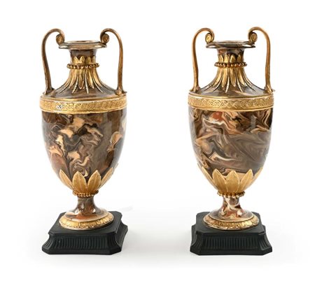 Coppia di vasi biansati in ceramica decorata ad imitazione dell'agata,...